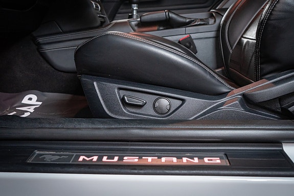 Ford Mustang 15 of 28