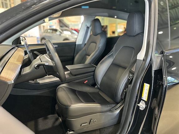 Tesla Model Y 7 of 14