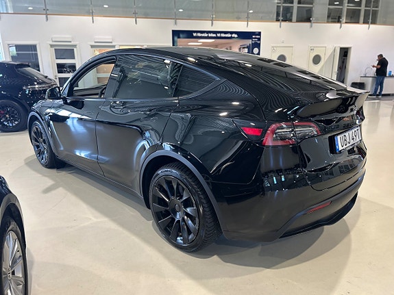 Tesla Model Y 4 of 14