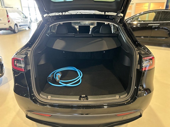 Tesla Model Y 5 of 14