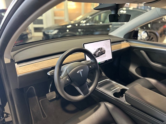 Tesla Model Y 6 of 14