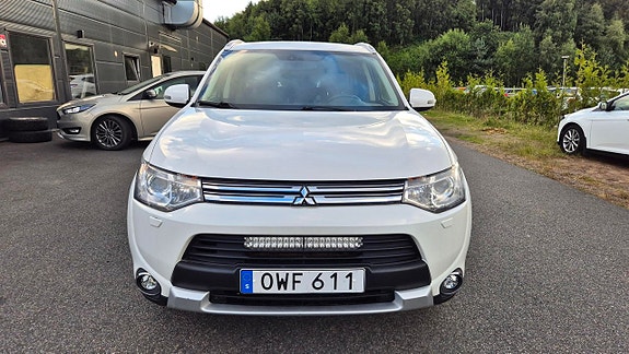 Mitsubishi Outlander 2 of 9