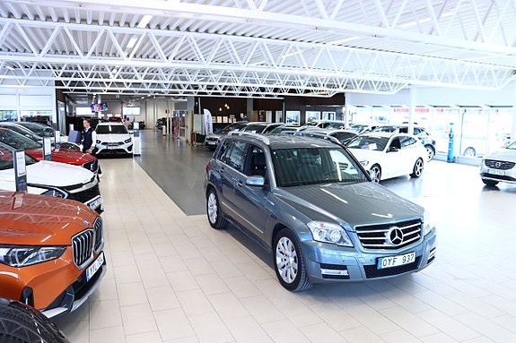 Mercedes-Benz GLK220 2 of 5