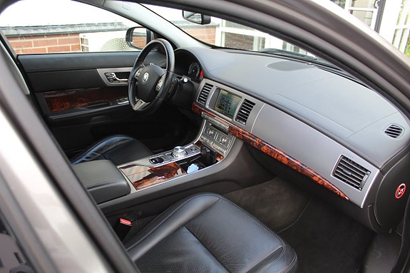 Jaguar XF 8 of 13