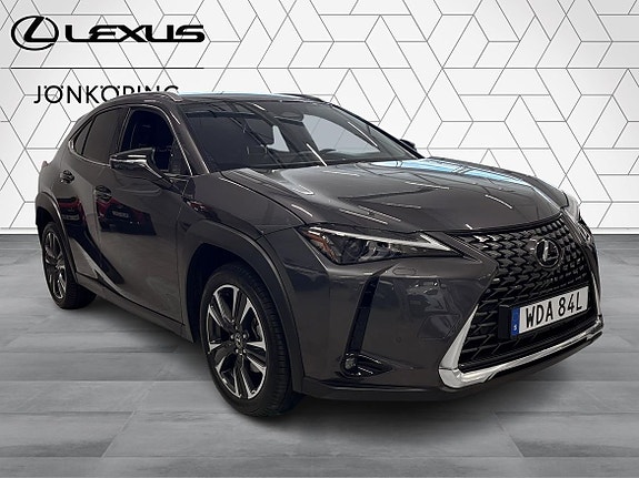 Lexus UX300h 3 of 5