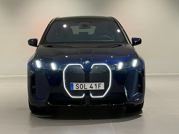 BMW iX 2 of 5