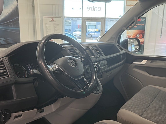 Volkswagen Caravelle 10 of 16