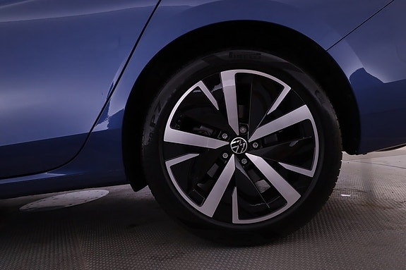 Volkswagen Passat 16 of 23