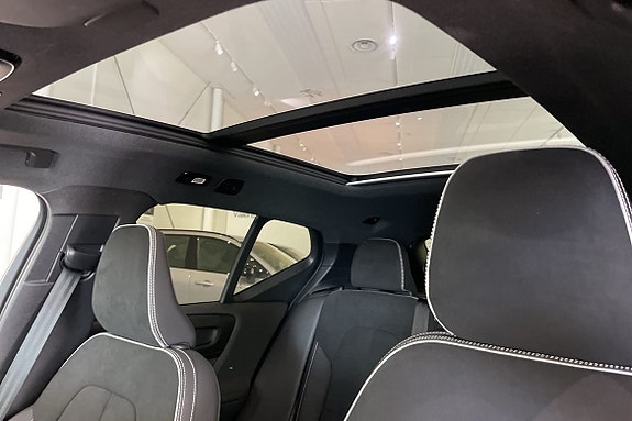 Volvo XC40 17 of 23