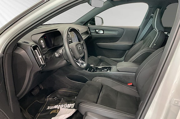 Volvo XC40 7 of 23