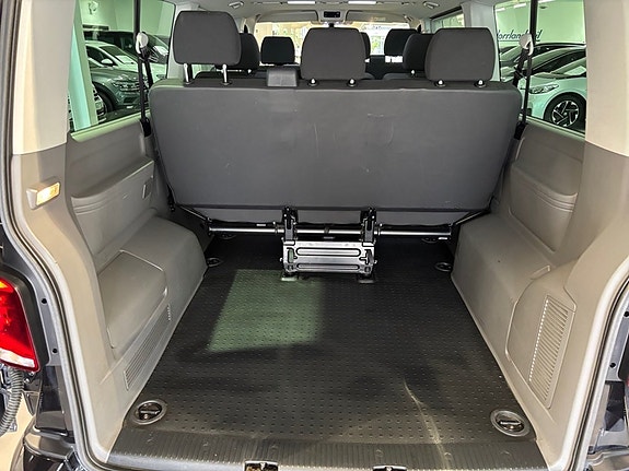 Volkswagen Caravelle 11 of 12