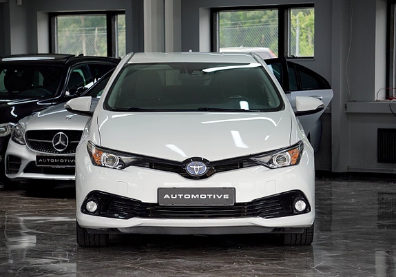 Toyota Auris 2 of 5