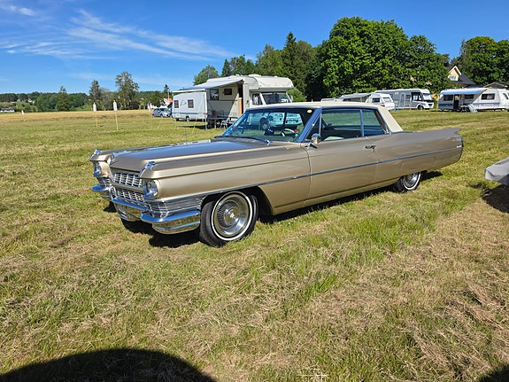 Cadillac Deville 2 of 5