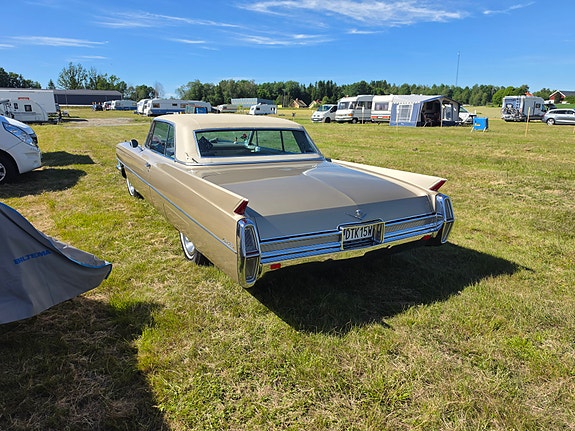 Cadillac Deville 4 of 5