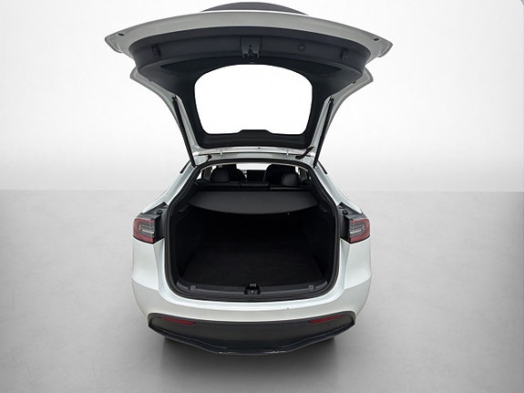 Tesla Model Y 28 of 30