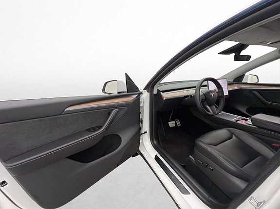 Tesla Model Y 10 of 30