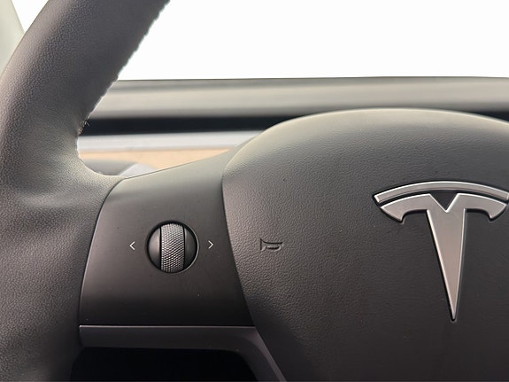Tesla Model Y 14 of 30