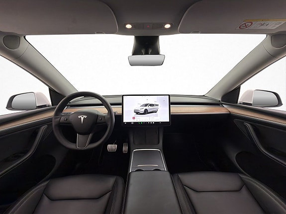 Tesla Model Y 24 of 30