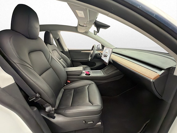 Tesla Model Y 25 of 30