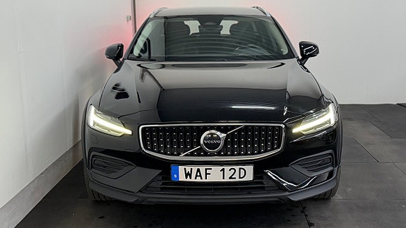 Volvo V60 Cross Country 3 of 5