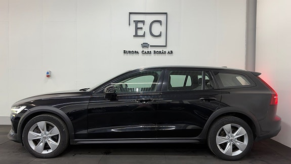 Volvo V60 Cross Country 2 of 5
