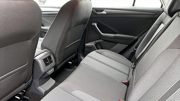 Volkswagen T-Roc 11 of 12