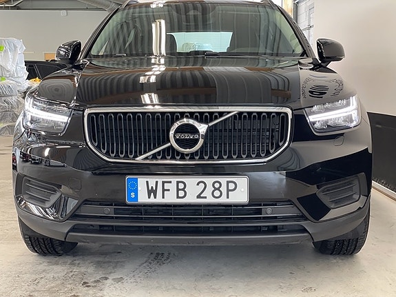 Volvo XC40 2 of 5