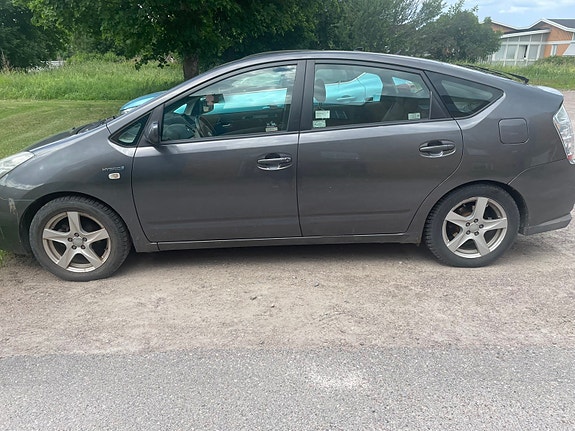 Toyota Prius 4 of 5