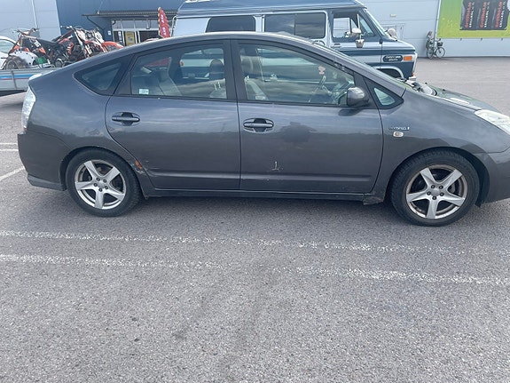 Toyota Prius 3 of 5