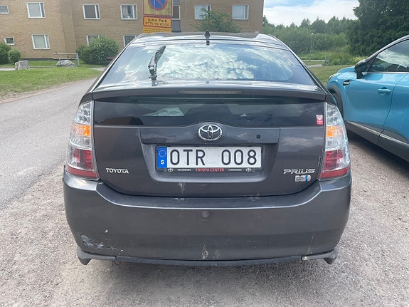 Toyota Prius 2 of 5