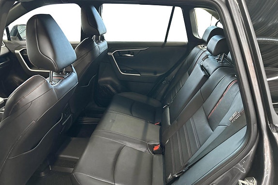 Toyota RAV4 Plug-in Hybrid 16 of 19