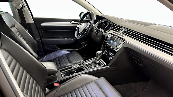Volkswagen Passat Alltrack 3 of 5