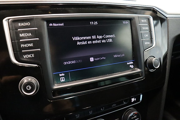 Volkswagen Passat Alltrack 22 of 26