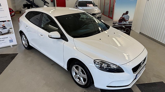 Volvo V40 2 of 5