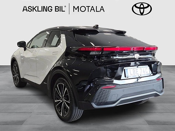 Toyota C-HR 3 of 12