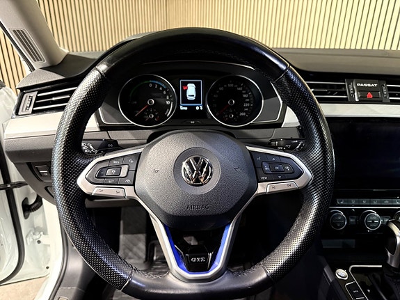 Volkswagen Passat 16 of 26
