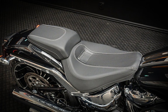 Harley-Davidson Softail Breakout (FXBR) 13 of 16