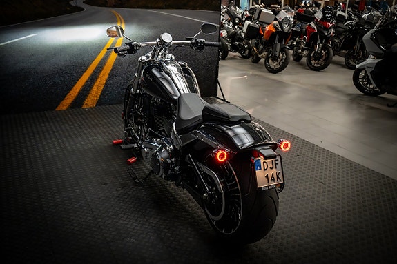 Harley-Davidson Softail Breakout (FXBR) 7 of 16