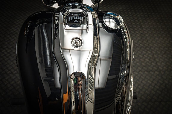 Harley-Davidson Softail Breakout (FXBR) 11 of 16