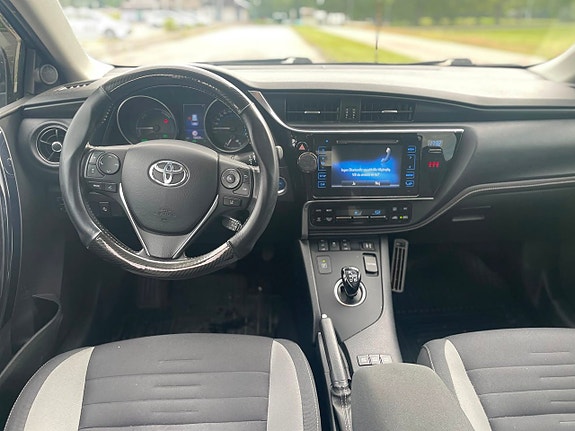 Toyota Auris 14 of 19