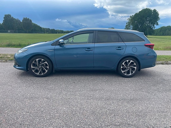 Toyota Auris 2 of 19