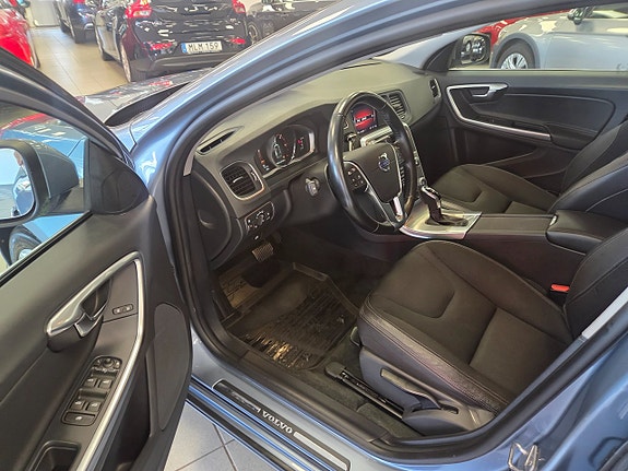 Volvo V60 2 of 5