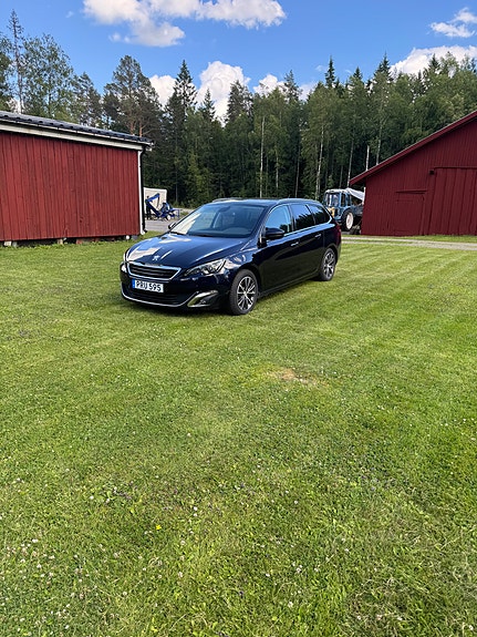 Peugeot 308 SW 2 of 5