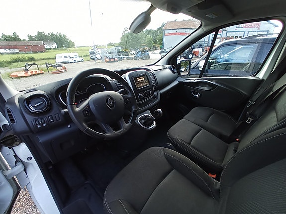 Renault Trafic 12 of 12