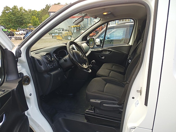 Renault Trafic 10 of 12