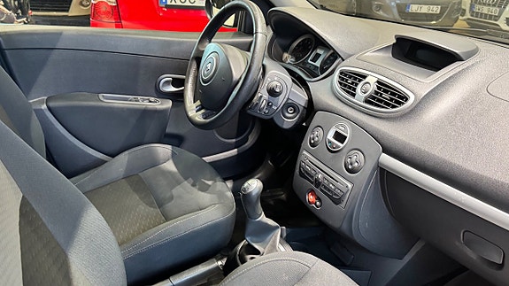 Renault Clio 16 of 18