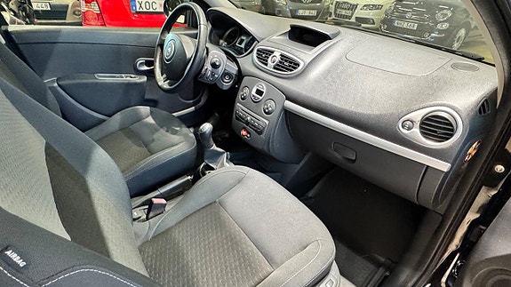 Renault Clio 15 of 18