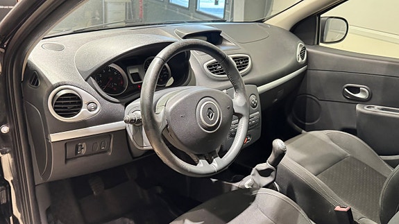 Renault Clio 8 of 18