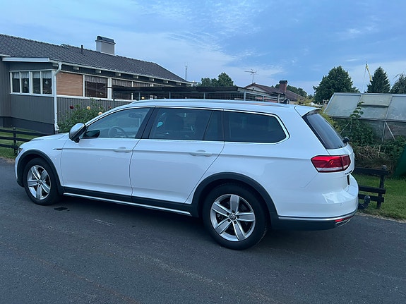 Volkswagen Passat Alltrack 14 of 16