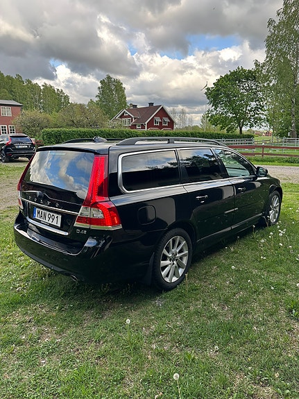Volvo V70 2 of 5